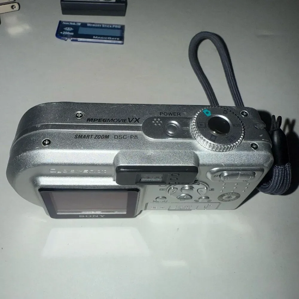 Sony Cybershot DSC-P8 3.2MP Compact Digital Camera 256 mb Memory Stick & Case